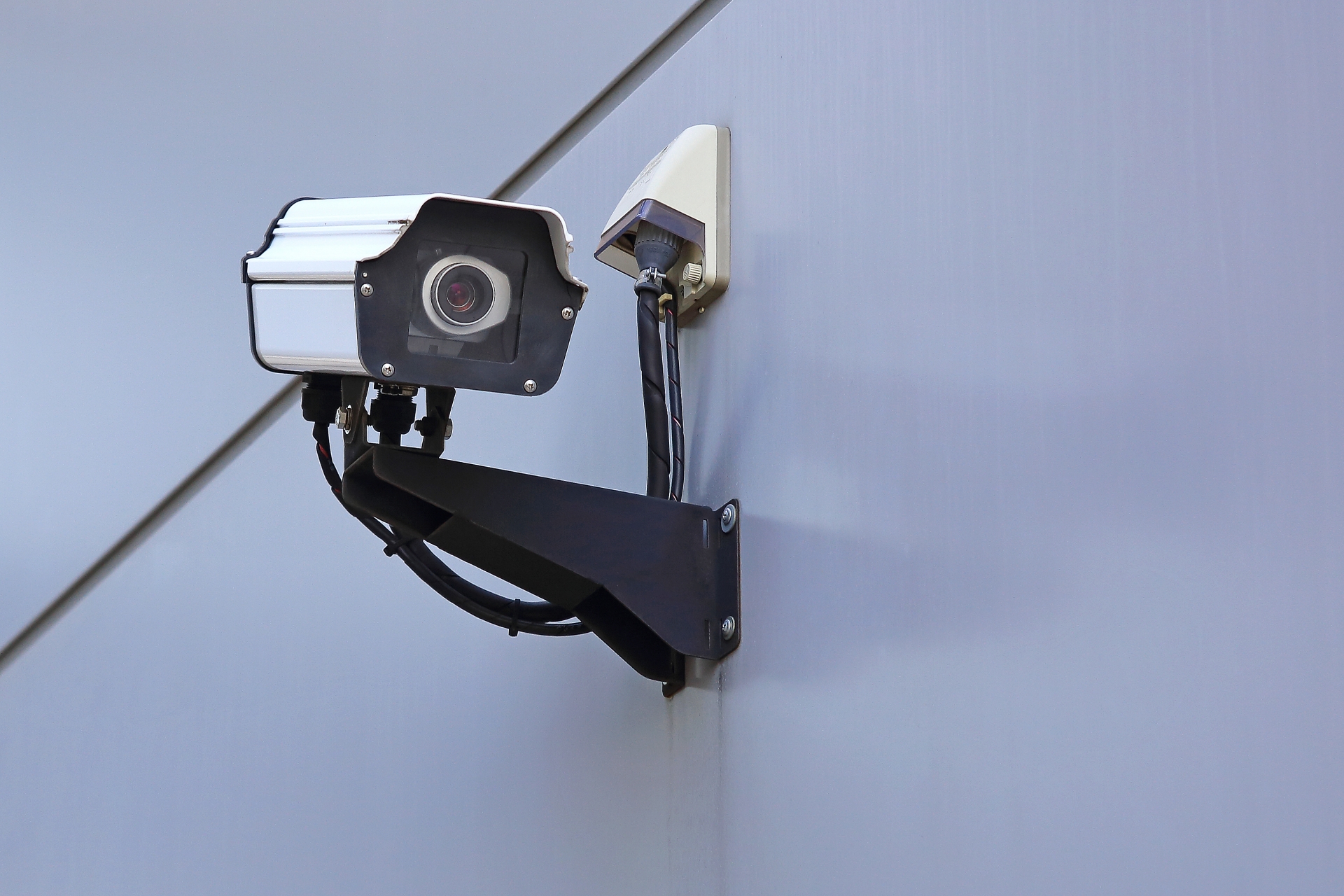監視カメラを屋外に設置する効果は 事例やおすすめ屋外カメラも紹介 クラウド防犯カメラ 監視カメラの設置工事 購入のご相談なら カメチョ