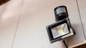防犯カメラとライトは併用すべき？設置するメリットを解説